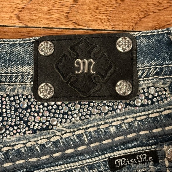 Miss Me Embellished Distressed Bermuda Shorts Size 27 Style #JE8002M - Picture 4 of 11